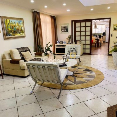 Casa com 454m², 5 quartos (sendo 4 suítes), 2 garagens, no bairro Saco Grande em Florianópolis