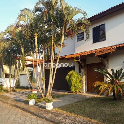 Casa com 454m², 5 quartos (sendo 4 suítes), 2 garagens, no bairro Saco Grande em Florianópolis