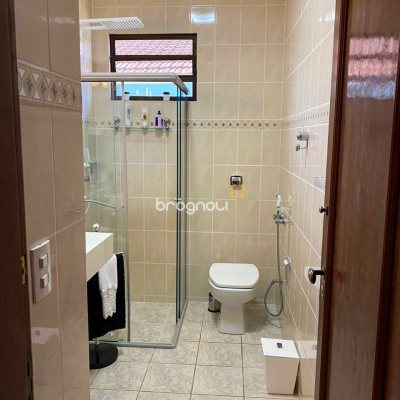 Casa com 454m², 5 quartos (sendo 4 suítes), 2 garagens, no bairro Saco Grande em Florianópolis
