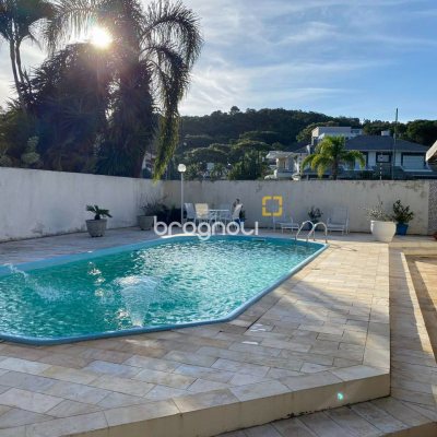 Casa com 454m², 5 quartos (sendo 4 suítes), 2 garagens, no bairro Saco Grande em Florianópolis