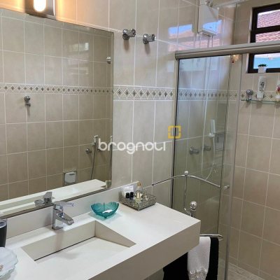 Casa com 454m², 5 quartos (sendo 4 suítes), 2 garagens, no bairro Saco Grande em Florianópolis