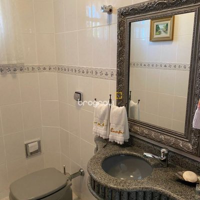 Casa com 454m², 5 quartos (sendo 4 suítes), 2 garagens, no bairro Saco Grande em Florianópolis