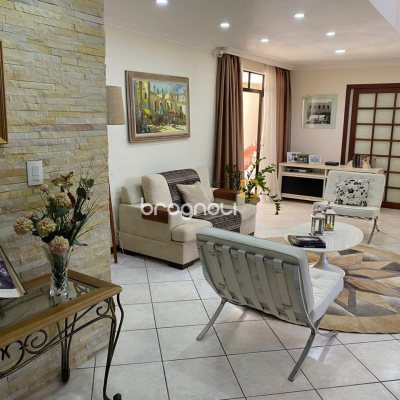 Casa com 454m², 5 quartos (sendo 4 suítes), 2 garagens, no bairro Saco Grande em Florianópolis
