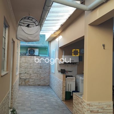 Casa com 95m², 3 quartos (sendo 1 suíte), 4 garagens, no bairro Capoeiras em Florianópolis