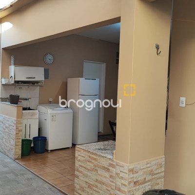 Casa com 95m², 3 quartos (sendo 1 suíte), 4 garagens, no bairro Capoeiras em Florianópolis