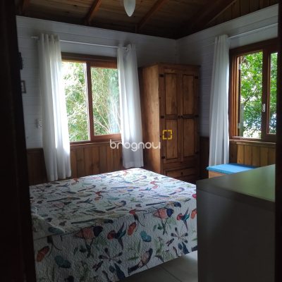Casa com 195m², 5 quartos (sendo 4 suítes), 4 garagens, no bairro São João do Rio Vermelho em Florianópolis