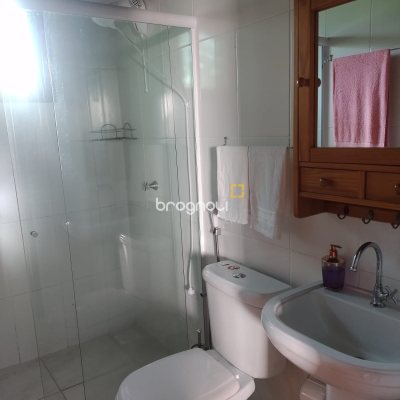Casa com 195m², 5 quartos (sendo 4 suítes), 4 garagens, no bairro São João do Rio Vermelho em Florianópolis