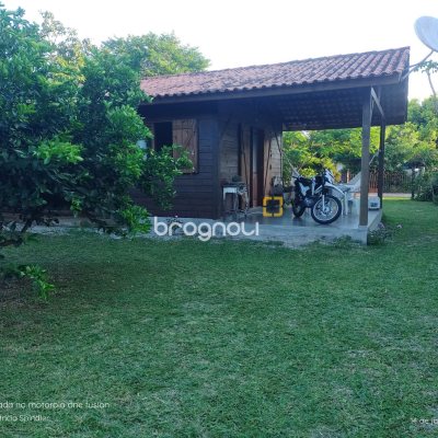 Casa com 195m², 5 quartos (sendo 4 suítes), 4 garagens, no bairro São João do Rio Vermelho em Florianópolis