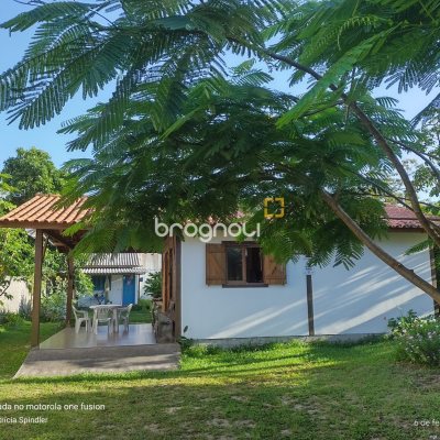 Casa com 195m², 5 quartos (sendo 4 suítes), 4 garagens, no bairro São João do Rio Vermelho em Florianópolis