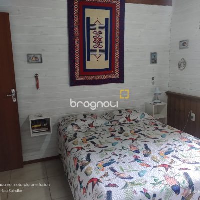 Casa com 195m², 5 quartos (sendo 4 suítes), 4 garagens, no bairro São João do Rio Vermelho em Florianópolis