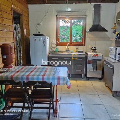 Casa com 195m², 5 quartos (sendo 4 suítes), 4 garagens, no bairro São João do Rio Vermelho em Florianópolis