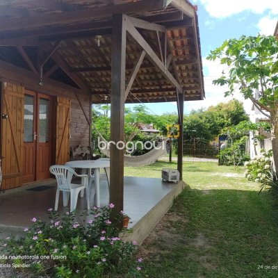 Casa com 195m², 5 quartos (sendo 4 suítes), 4 garagens, no bairro São João do Rio Vermelho em Florianópolis