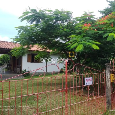 Casa com 195m², 5 quartos (sendo 4 suítes), 4 garagens, no bairro São João do Rio Vermelho em Florianópolis