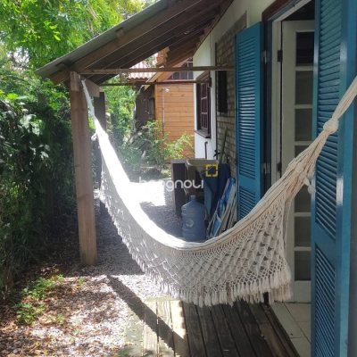 Casa com 195m², 5 quartos (sendo 4 suítes), 4 garagens, no bairro São João do Rio Vermelho em Florianópolis