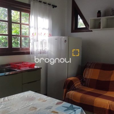 Casa com 195m², 5 quartos (sendo 4 suítes), 4 garagens, no bairro São João do Rio Vermelho em Florianópolis