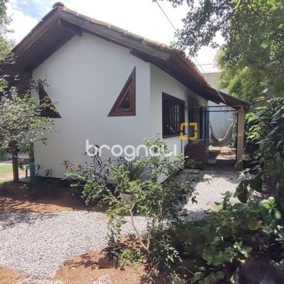 Casa com 195m², 5 quartos (sendo 4 suítes), 4 garagens, no bairro São João do Rio Vermelho em Florianópolis