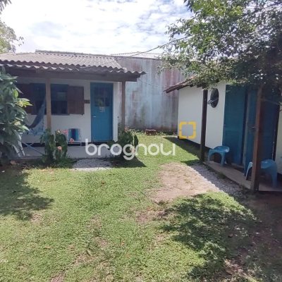 Casa com 195m², 5 quartos (sendo 4 suítes), 4 garagens, no bairro São João do Rio Vermelho em Florianópolis