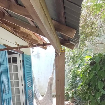 Casa com 195m², 5 quartos (sendo 4 suítes), 4 garagens, no bairro São João do Rio Vermelho em Florianópolis