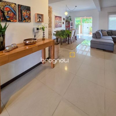 Casa com 146m², 3 quartos (sendo 3 suítes), 2 garagens, no bairro Campeche em Florianópolis