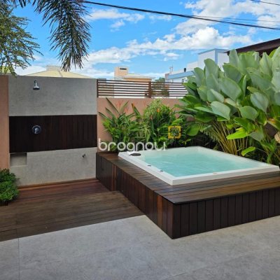 Casa com 146m², 3 quartos (sendo 3 suítes), 2 garagens, no bairro Campeche em Florianópolis