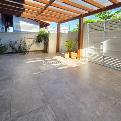 Casa com 146m², 3 quartos (sendo 3 suítes), 2 garagens, no bairro Campeche em Florianópolis