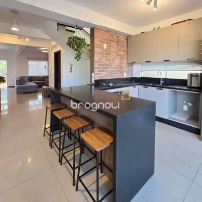 Casa com 146m², 3 quartos (sendo 3 suítes), 2 garagens, no bairro Campeche em Florianópolis