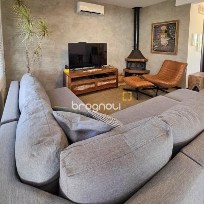 Casa com 146m², 3 quartos (sendo 3 suítes), 2 garagens, no bairro Campeche em Florianópolis