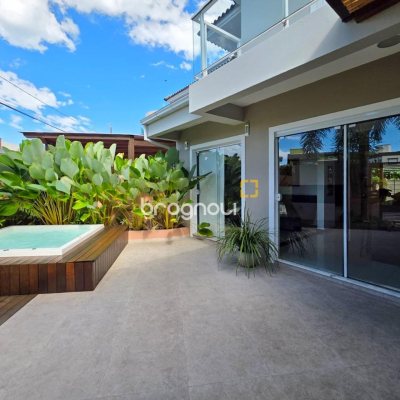 Casa com 146m², 3 quartos (sendo 3 suítes), 2 garagens, no bairro Campeche em Florianópolis