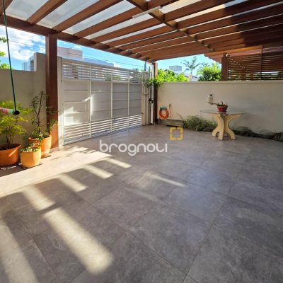 Casa com 146m², 3 quartos (sendo 3 suítes), 2 garagens, no bairro Campeche em Florianópolis