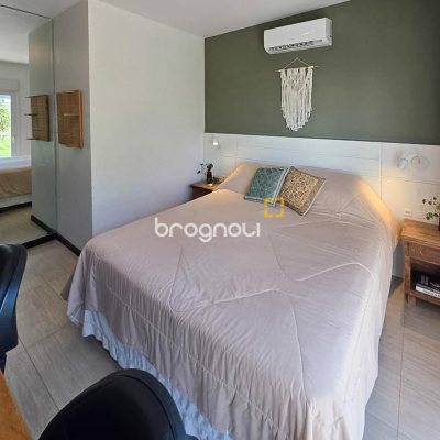 Casa com 146m², 3 quartos (sendo 3 suítes), 2 garagens, no bairro Campeche em Florianópolis