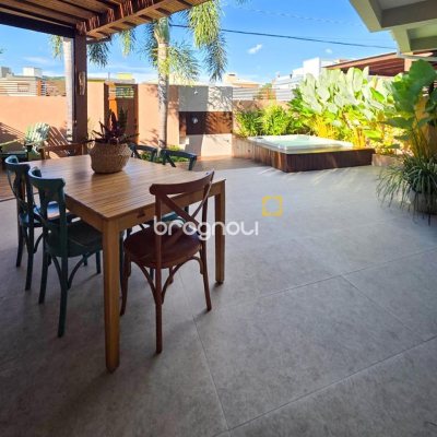 Casa com 146m², 3 quartos (sendo 3 suítes), 2 garagens, no bairro Campeche em Florianópolis