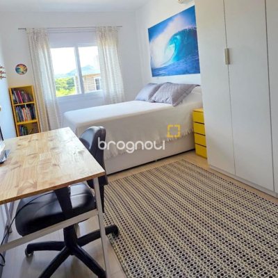 Casa com 146m², 3 quartos (sendo 3 suítes), 2 garagens, no bairro Campeche em Florianópolis