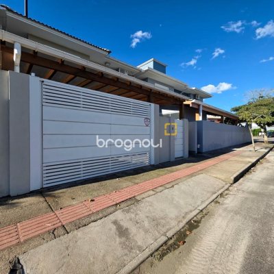 Casa com 146m², 3 quartos (sendo 3 suítes), 2 garagens, no bairro Campeche em Florianópolis
