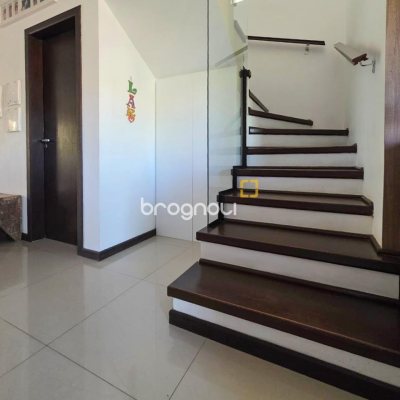 Casa com 146m², 3 quartos (sendo 3 suítes), 2 garagens, no bairro Campeche em Florianópolis