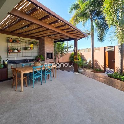 Casa com 146m², 3 quartos (sendo 3 suítes), 2 garagens, no bairro Campeche em Florianópolis