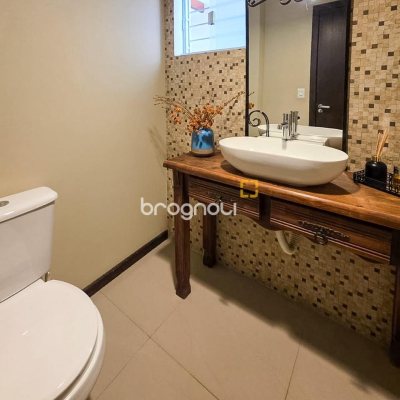 Casa com 146m², 3 quartos (sendo 3 suítes), 2 garagens, no bairro Campeche em Florianópolis