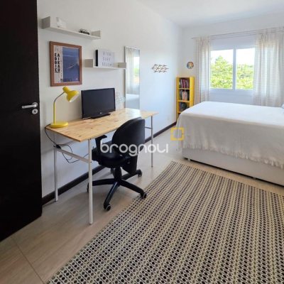 Casa com 146m², 3 quartos (sendo 3 suítes), 2 garagens, no bairro Campeche em Florianópolis