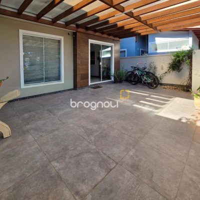 Casa com 146m², 3 quartos (sendo 3 suítes), 2 garagens, no bairro Campeche em Florianópolis