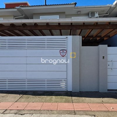 Casa com 146m², 3 quartos (sendo 3 suítes), 2 garagens, no bairro Campeche em Florianópolis