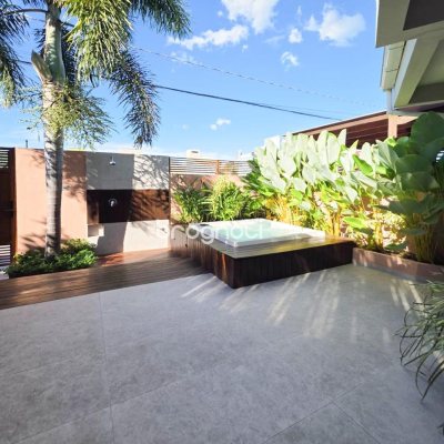 Casa com 146m², 3 quartos (sendo 3 suítes), 2 garagens, no bairro Campeche em Florianópolis