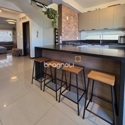 Casa com 146m², 3 quartos (sendo 3 suítes), 2 garagens, no bairro Campeche em Florianópolis