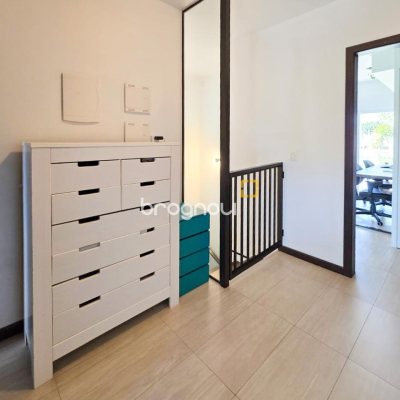 Casa com 146m², 3 quartos (sendo 3 suítes), 2 garagens, no bairro Campeche em Florianópolis