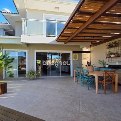 Casa com 146m², 3 quartos (sendo 3 suítes), 2 garagens, no bairro Campeche em Florianópolis