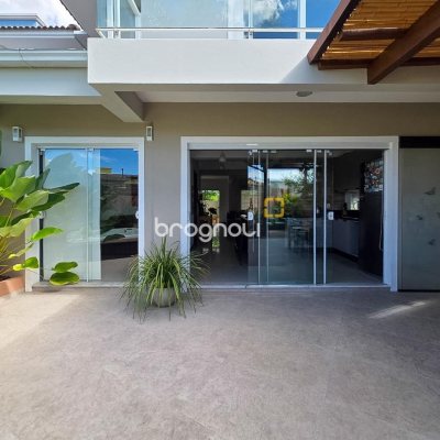 Casa com 146m², 3 quartos (sendo 3 suítes), 2 garagens, no bairro Campeche em Florianópolis