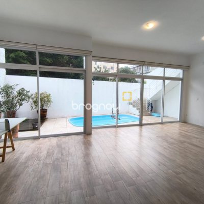 Casa com 251m², 3 quartos (sendo 1 suíte), 4 garagens, no bairro Capoeiras em Florianópolis