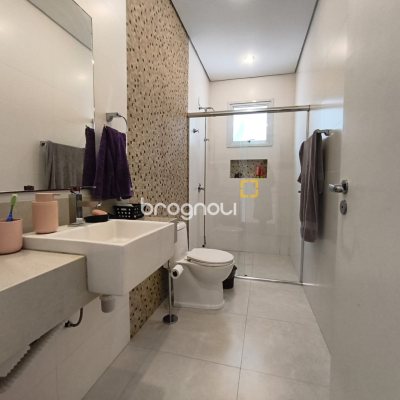 Casa com 251m², 3 quartos (sendo 1 suíte), 4 garagens, no bairro Capoeiras em Florianópolis