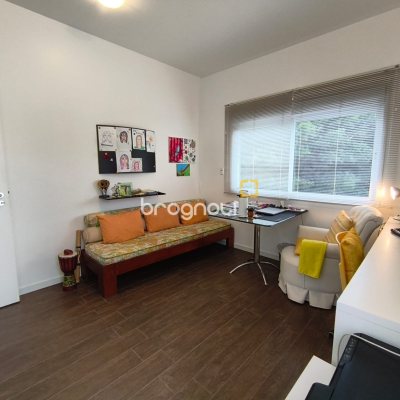 Casa com 251m², 3 quartos (sendo 1 suíte), 4 garagens, no bairro Capoeiras em Florianópolis