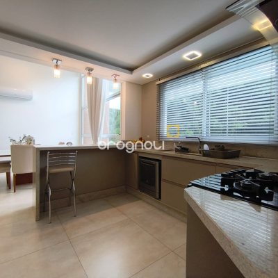 Casa com 251m², 3 quartos (sendo 1 suíte), 4 garagens, no bairro Capoeiras em Florianópolis