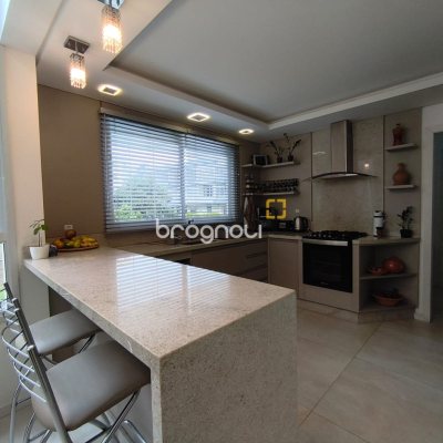 Casa com 251m², 3 quartos (sendo 1 suíte), 4 garagens, no bairro Capoeiras em Florianópolis
