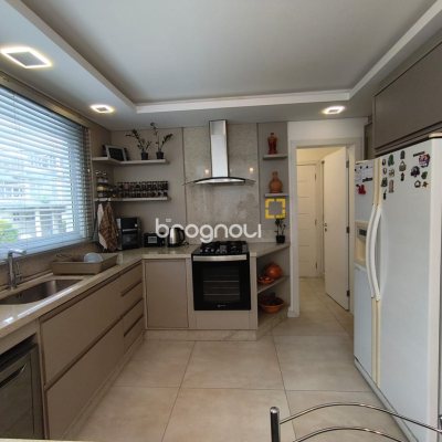 Casa com 251m², 3 quartos (sendo 1 suíte), 4 garagens, no bairro Capoeiras em Florianópolis